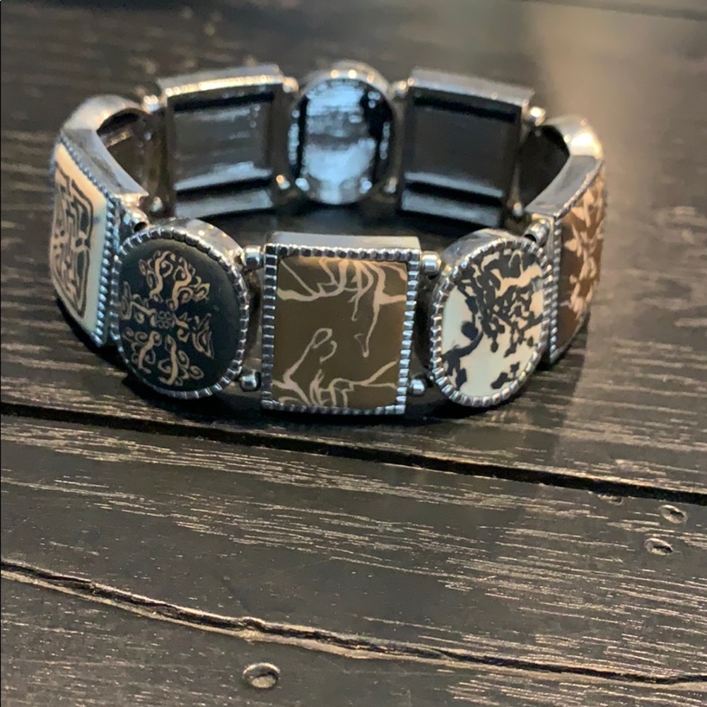 Cameo-Like Style Bracelet